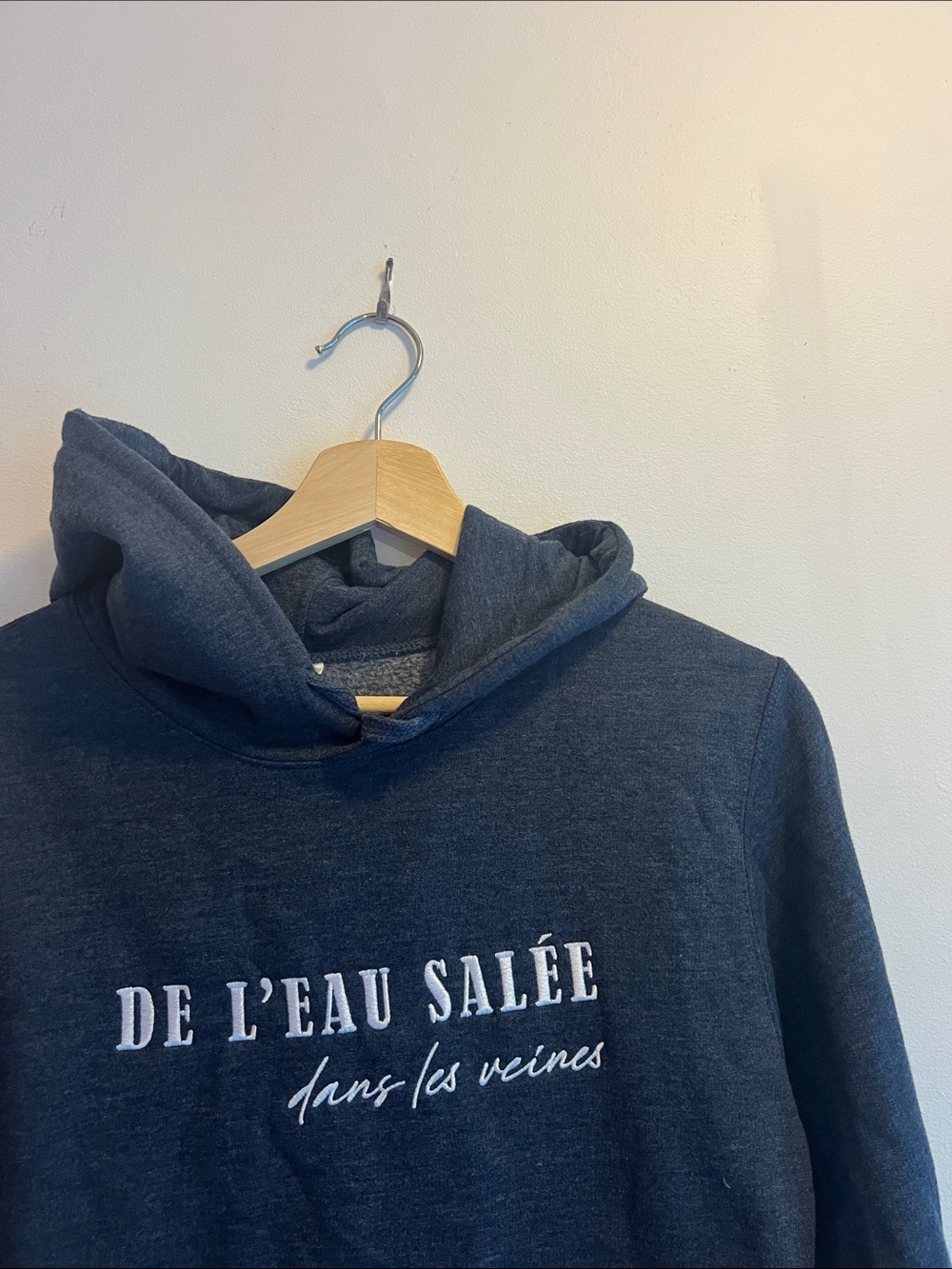 Charcoal Hooded Pullover Sweatshirt - DE L'EAU SALÉE Graphic